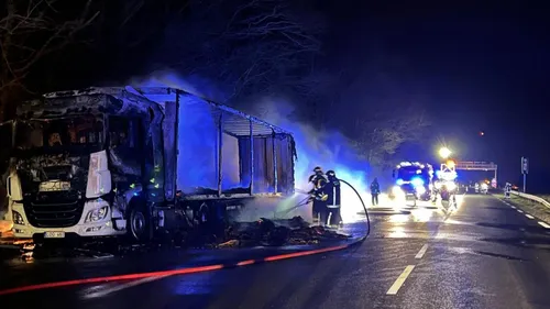 Un camion ravagé par les flammes